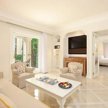 Grand Royal Hotel